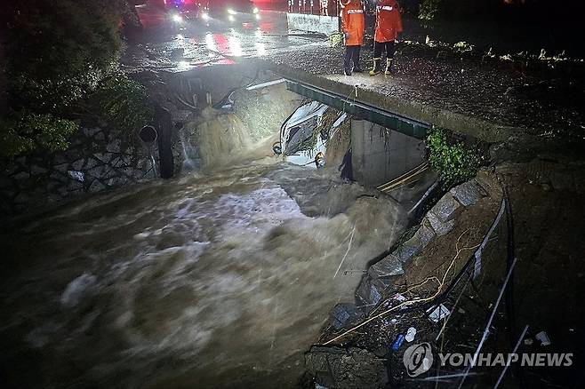 폭우에 떠내려온 1t 화물차 (무안=연합뉴스) 전남 무안에 시간당 최고 142.1㎜의 폭우가 쏟아진 지난 3일 오후 전남 무안군 청계면에서 물살에 떠내려온 1t 트럭이 하천에 빠져있다.
    이 차량은 하천 주변에 주차돼 있었고, 운전자는 무사한 것으로 확인됐다. 2025.8.4 [전남소방본부 제공. 재판매 및 DB 금지] hs@yna.co.kr