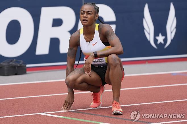 리처드슨, 여자 200ｍ 예선 탈락 (유진 AP=연합뉴스) 리처드슨이 4일(한국시간) 미국 오리건주 유진 헤이워드필드에서 열린 2025 미국육상선수권 여자 200ｍ 예선에서 1조 4위에 그쳐 예선 탈락한 뒤 기록을 확인하고 있다.