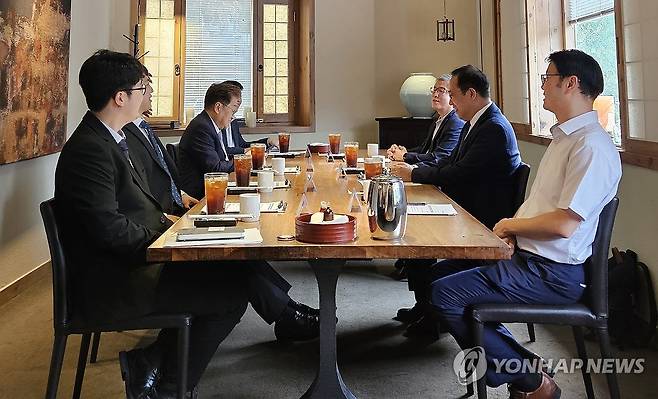 2차 수련협의체 회의 (서울=연합뉴스) 김잔디 기자 = 31일 서울 중구 달개비에서 2차 수련협의체 회의가 열리고 있다. 이날 회의에 보건복지부에선 김국일 보건의료정책관과 방영식 의료인력정책과장이 참석했다. 의료계에서는 유희철 수련환경평가위원회 위원장, 김원섭 대한수련병원협의회장, 박중신 대한의학회 부회장, 한성존 대한전공의협의회 비상대책위원장, 김동건 대전협 비대위원이 자리했다. 2025.7.31 jandi@yna.co.kr