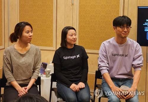 업스테이지, 차세대 언어모델 '솔라 프로' 출시  (라스베이거스=연합뉴스) 최현석 기자 = 노경실 업스테이지 미국사업 총괄(왼쪽부터), 박은정 공동창업자 겸 CPO, 이활석 공동창업자 겸 CTO가 지난 4일(현지시간) 미국 라스베이거스 베네시안 호텔에서 열린 기자간담회에 참석하고 있다. 2024.12.5 
    harrison@yna.co.kr