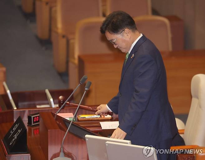 의사봉 두드리는 우원식 국회의장 (서울=연합뉴스) 류영석 기자 = 우원식 국회의장이 4일 국회 본회의에서 의사봉을 두드리고 있다. 2025.8.4 ondol@yna.co.kr
