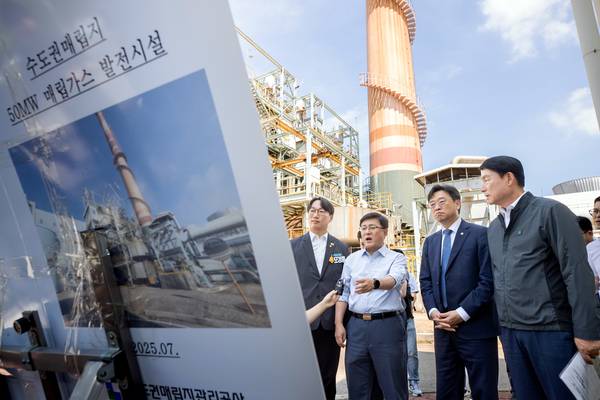 김성환 환경부 장관이 5일 인천 서구 수도권매립지를 방문해 매립가스 포집 발전시설(50MW)을 둘러보고 있다. 2025.8.5 /환경부 제공