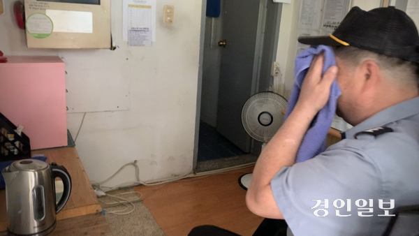 지난 4일 부천시 A아파트 경비초소에서 근무 중이던 박정일씨가 폭염 속 땀을 닦고 있다. 에어컨이 없는 초소 안에는 소형 선풍기 한 대만 가동 중이었다. 2025.8.4 /유혜연기자 pi@kyeongin.com