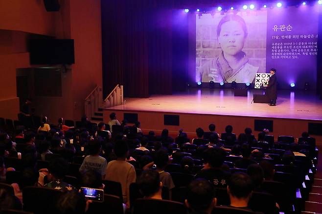 ▲ 지난 7월 빛누리아트홀에서 권선구가 개최한 '광복 80주년 특별공연-마슐랭의 뉴메모리즈' 마술공연 장면./사진제공=수원시