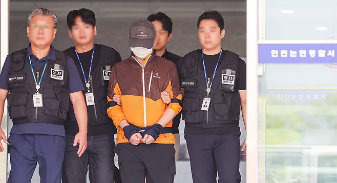 ▲ 지난달 30일 인천 남동구 논현경찰서에서 사제 총기로 아들을 살해한 60대 남성 A씨가 검찰로 송치되고 있다. /이호윤 기자 256@incheonilbo.com