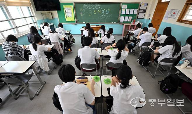 2026학년도 대학수학능력시험을 100일 앞둔 5일 오전 수원시 팔달구 수원여자고등학교 3학년 교실에서 학생들이 자습하고 있다. 김경민기자