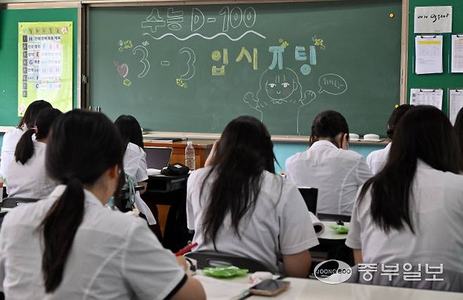 2026학년도 대학수학능력시험을 100일 앞둔 5일 오전 수원시 팔달구 수원여자고등학교 3학년 교실에서 학생들이 자습하고 있다. 김경민기자