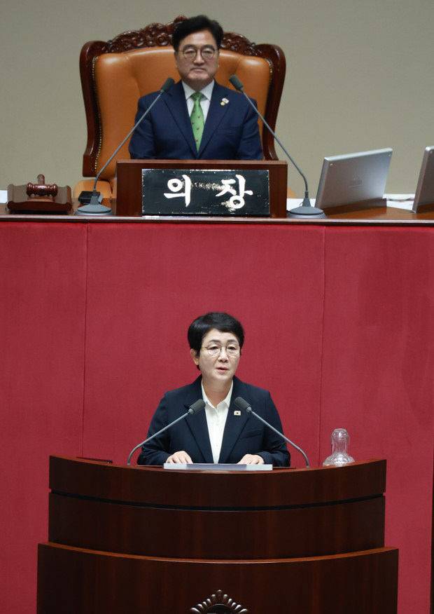 더불어민주당 박정현 국회의원(대전 대덕구)이 8월 4일 국회 본회의에서 지역사랑상품권 이용 활성화법 개정안의 필요성에 대해 설명하고 있다.사진제공=박정현 의원실