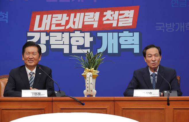 우상호 대통령실 정무수석이 4일 국회 당대표실에서 더불어민주당&nbsp;정청래&nbsp;신임 대표를 예방한 뒤 인사말을 하고 있다. 2025.8.4 사진=연합뉴스.&nbsp;