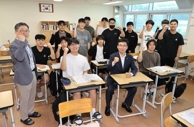 ▲ 윤건영 충북교육감(앞 줄 가운데)이 수험생들을 격려하기 위해 방문한 신흥고등학교에서 3학년 학생들과 기념사진을 찍고 있다./충북도교육청 제공