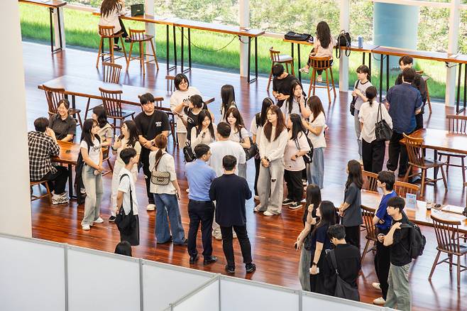 한국은행 광주전남본부, 금융공공기관 합동 취업멘토링' 개최30일 오전 11시 30분께 '금융공공기관 합동 취업멘토링'이 열린 광주광역시청 1층 시민홀에 많은 대학생·취업준비생들이 기업부스를 찾기전 대기하고 있는 모습./박준호 기자 bjh@namdonews.com