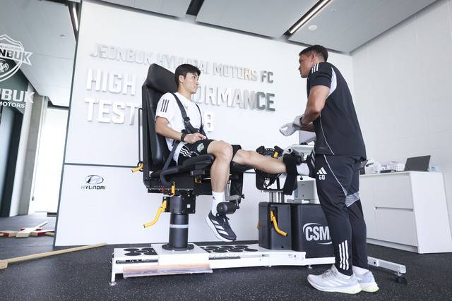 전북현대모터스FC 주장 박진섭이 클럽하우스에 들인 하이 퍼포먼스 테스팅 랩—등속성 근력 측정기를 시연하고 있다. 전북현대 제공