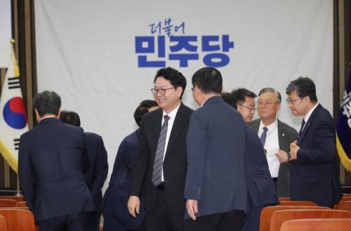 ◇이한주 국정기획위원회 위원장이 4일 서울 여의도 국회에서 열린 더불어민주당 의원총회에 참석하고 있다. 연합뉴스