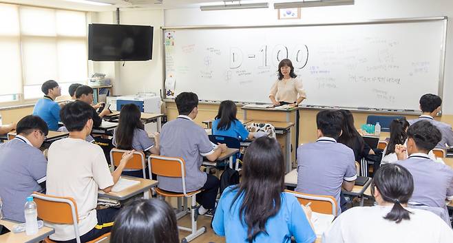 2026학년도 대학수학능력시험을 100일 앞둔 5일 울산 약사고등학교에서 3학년 수험생들이 공부를 하고 있다. 최지원 기자