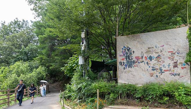 5일 찾은 유네스코 세계유산으로 등재된 '반구천의 암각화' 일대 곳곳에 세워진 전봇대와 복잡한 전선이 미관을 해쳐 지중화 사업이 필요하다는 지적이다. 최지원 기자