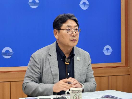 홍태용 김해시장이 5일 시청 프레스센터에서 풍류물류단지 등 최근 논란이 일고 있는 '3대 도시개발' 의혹과 관련해 직접 해명하고 있다.