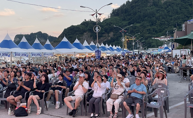 아마추어노래자랑에서 관중들이 즐거워하고 있다. /울릉청년단 제공