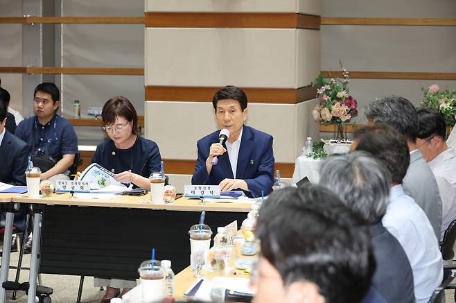 이강덕 포항시장이 5일 ‘산업위기 선제대응 지역’ 지정을 위한 현지실사단과의 종합상황 점검 회의에서 철강산업 복합위기에 대한 선제적 대응 필요성과 조속한 지정의 중요성을 강조하고 있다. /이용선기자