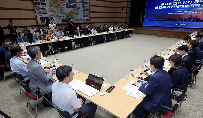 포항시 산업위기 선제 대응 지역 지정 민관 합동 현장실사가 5일 포항제철소와 현대제철 포항공장, 포항시 등에서 실시됐다. 포항시 대회의실에서 열린 토론회에서 실사단장이 모두발언하고 있다. /이용선기자