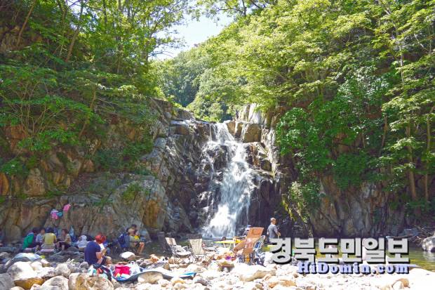 맑은 물과 출렁다리, 숨은 계곡을 갖춘 명소 경주 양남면 상계폭포 전경
