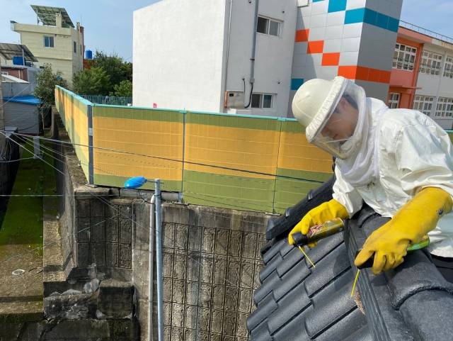 경남소방본부 소속 소방대원이 도내 한 주택에서 발견된 벌집을 제거하고 있다. 경남소방본부 제공