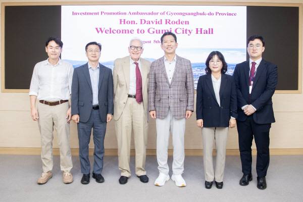 구미시청을 방문한 데이비드 로든 경북도 투자유치 홍보대사와 기념촬영을하고 있다.(왼쪽부터 도청 정형근 주무관, 도청 신승훈 투자유치단장, 데이빗 로든 홍보대사, 구미시장, 유태란 구미시투자유치과장, 변정훈 주무관)