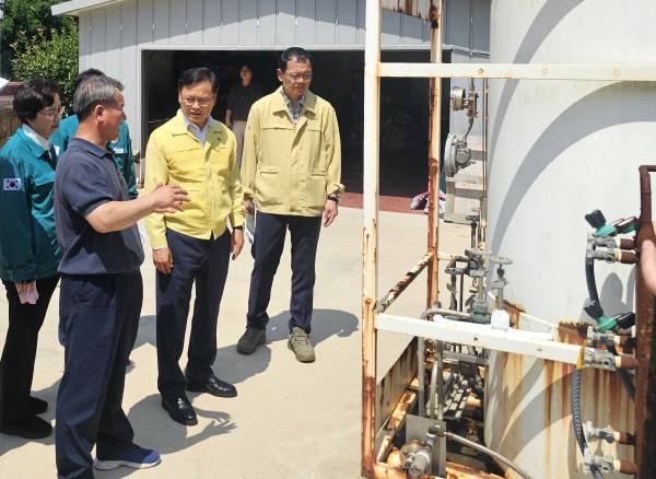 김성범 해양수산부 차관이 5일 포항 오도수산을 방문해 양식장 고수온 현장을 점검하고 있는 모습. 해양수산부 제공