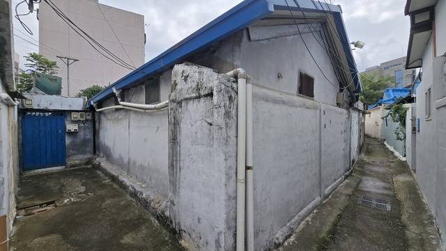 빈집 공포가 대구시까지 확산하고 있다. 급증하고 있는 도심 빈집으로 인한 흉물화, 우범화는 물론 도시재생이나 관광자원화를 위한 다양한 형태의 대책 마련이 필요하다. 사진은 대구 북구 칠성동의 빈집과 맞닿아 있는 골목 모습. 김진홍 기자