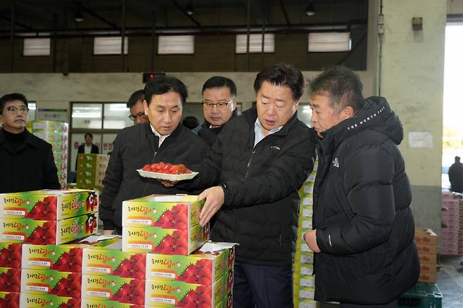 오영훈 제주도지사가 지난 2월 도내 유일 농산물 도매거점시설인 제주시농협 공판장을 방문해 유통체계를 점검했다.