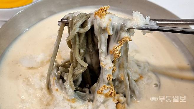 광주 한 식당의 콩국수. 이 식당은 콩국수에 토핑으로 콩가루를 뿌려준다.