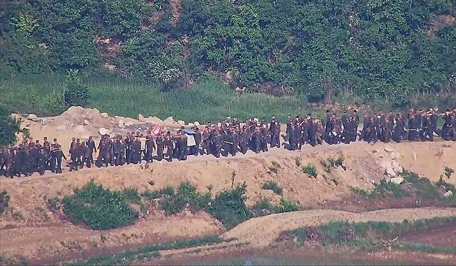 북한이 지난해 군사분계선(MDL) 인근에 대규모 병력을 투입해 대전차 방벽을 설치하는 모습
합동참모본부 제공