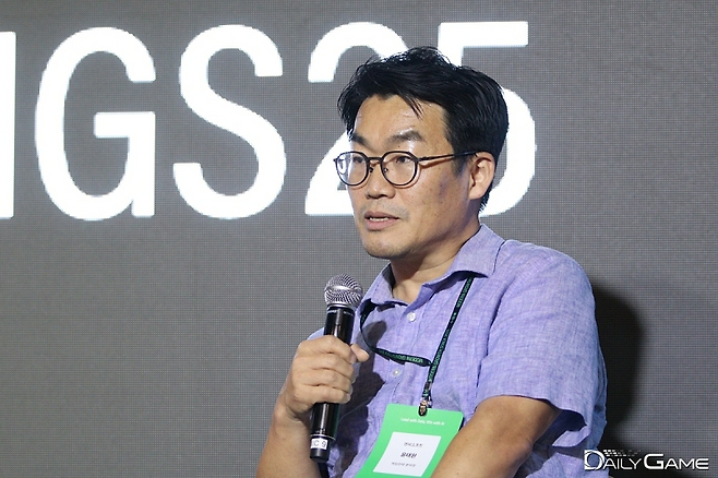 '모던 그로스 스택 2025'에서 '데이터와 AI로 이끄는 게임 산업의 혁신' 세션을 강연한 엔씨소프트 윤태원 게임전략본부장.