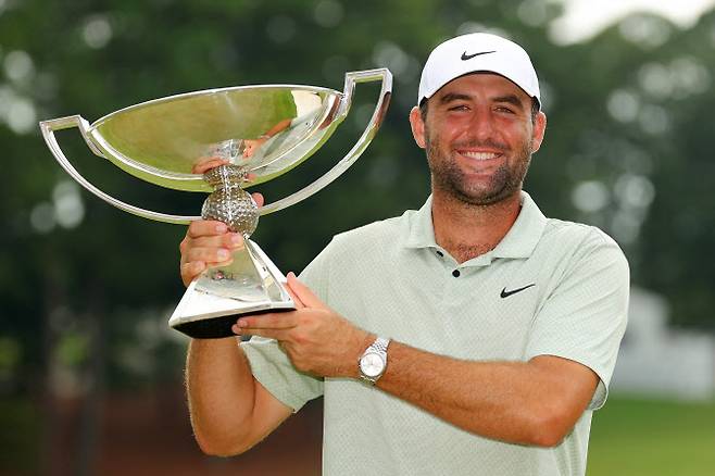 2024시즌 페덱스컵 우승을 차지한 스코티 셰플러가 트로피를 들어 올리고 있다. (사진=AFPBBNews)