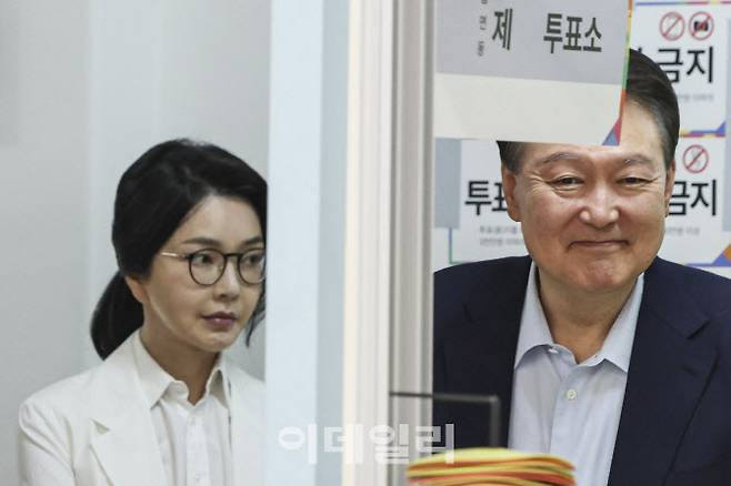윤석열 전 대통령 내외가 제21대 대통령선거일인 6월 3일 오전 서울 서초구 원명초등학교에 마련된 서초4동 제3투표소로 들어오고 있다. (사진=공동취재단)
