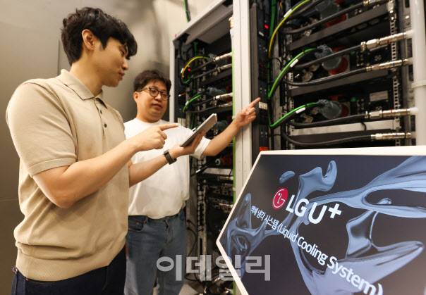 LGU+ 직원들이 평촌2센터 내 데모룸에서 액체냉각시스템 실증을 진행하고 있다(사진=LGU+)