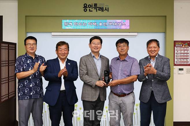 지난 4일 용인시청을 찾은 남사화훼작목회 회원들이 이상일 용인특례시장에게 감사패를 전달하고 있다.(사진=용인 남사화훼작목회)