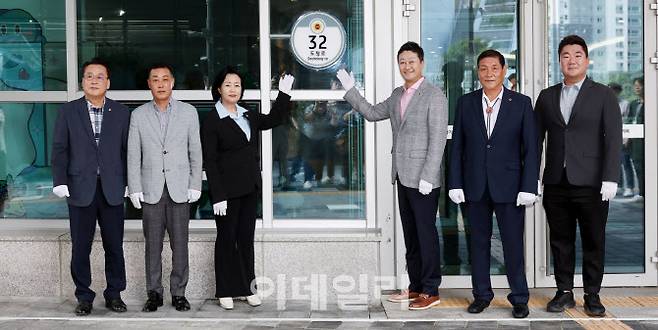 5일 경기도의회 새 도로명주소 제막식에서 김진경 경기도의회 의장과 정윤경 부의장을 비롯한 의원들이 기념사진을 찍고 있다.(사진=경기도의회)