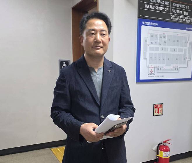 남성 동료 의원을 성추행한 혐의로 1심에서 실형을 선고받은 상병헌 세종시의원이 24일 대전지법 법정을 나서고 있다. 재판부는 증거인멸과 도주 우려가 없다고 보고 피해 변제 기회를 주기 위해 법정 구속은 하지 않았다. (사진=연합뉴스)