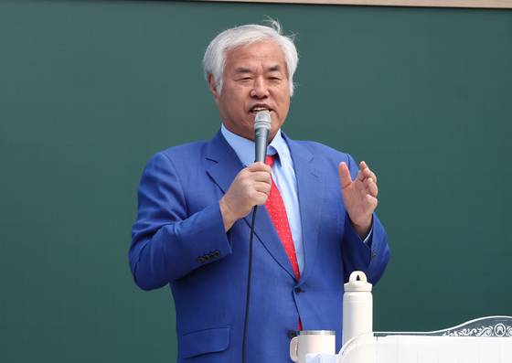 전광훈 사랑제일교회 목사가 지난 4월 서울 동화면세점 앞에서 열린 광화문 주일 연합예배에서 설교하고 있다. 〈사진=연합뉴스〉