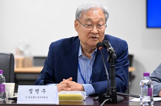 지난달 16일, 국정기획위원회 간담회에서 발언하는 정연주 전 방송통신심의위원장〈사진=연합뉴스〉