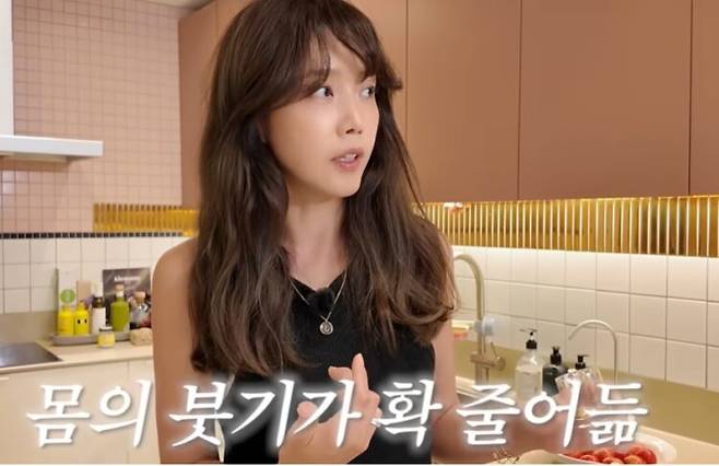 배우 채정안이 부종 없이 날씬한 비결을 공개했다. [사진=유튜브 채널 '채정안TV' 캡처]