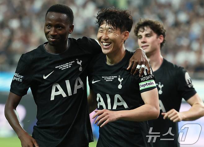 3일 오후 서울 마포구 서울월드컵경기장에서 열린 쿠팡플레이 시리즈 토트넘 홋스퍼와 뉴캐슬 유나이티드의 경기 전반전, 토트넘 손흥민이 활짝 웃으며 선제골을 넣은 존슨을 향해 달려가고 있다. 2025.8.3/뉴스1 ⓒ News1 장수영 기자