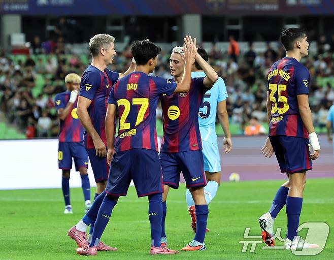 In the afternoon of the 4th in Daegu Stadium in Daegu, Daegu, the 2025 FC Barcelona Asia Tour Daegu FC and FC Barcelona played the first FC Barcelona Levandowski's second goal and shared joy with colleagues. 2025.8.4/News1 ⓒ News1 Koo Yoon -sung
