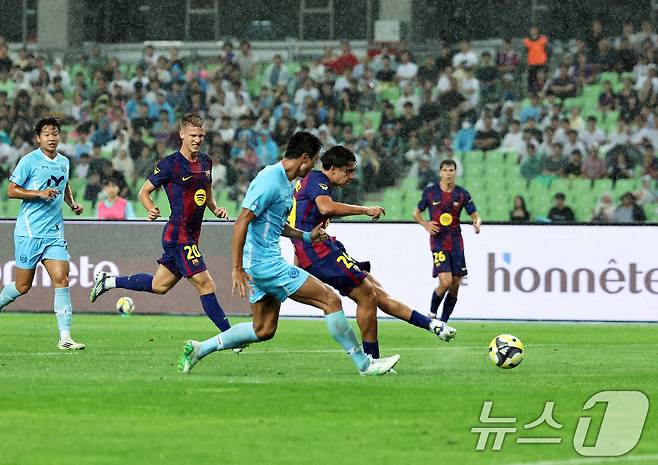 On the 4th afternoon, FC Barcelona Antonio Fernandez scored the fourth goal in the late 2025 FC Barcelona Asia Tour Daegu FC and FC Barcelona at Daegu Stadium in Suseong -gu, Daegu. 2025.8.4/News1 ⓒ News1 Koo Yoon -sung