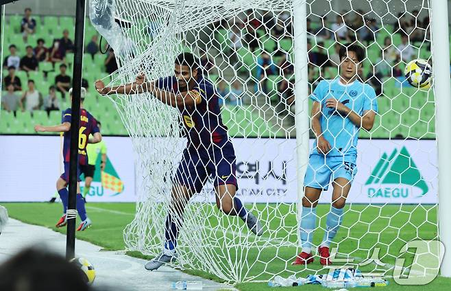 4일 오후 대구 수성구 대구스타디움에서 열린 '2025 FC바르셀로나 아시아투어' 대구FC와 FC바르셀로나의 경기에서 전반 FC바르셀로나 로널드 아라우호가 가비의 도움을 받아 팀의 세번째 골을 넣고 있다. 2025.8.4/뉴스1 ⓒ News1 구윤성 기자