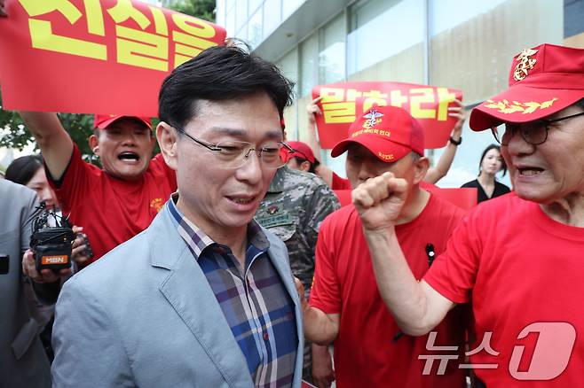 업무상과실치사 혐의를 받는 임성근 전 해병대 1사단장이 29일 오전 서울 서초구 '순직 해병 특검'(이명현 특별검사) 사무실에 신속 결정 요청서를 제출하기 위해 방문했으나 해병대 예비역연대 회원들의 항의를 받고 있다. 2025.7.29/뉴스1 ⓒ News1 민경석 기자