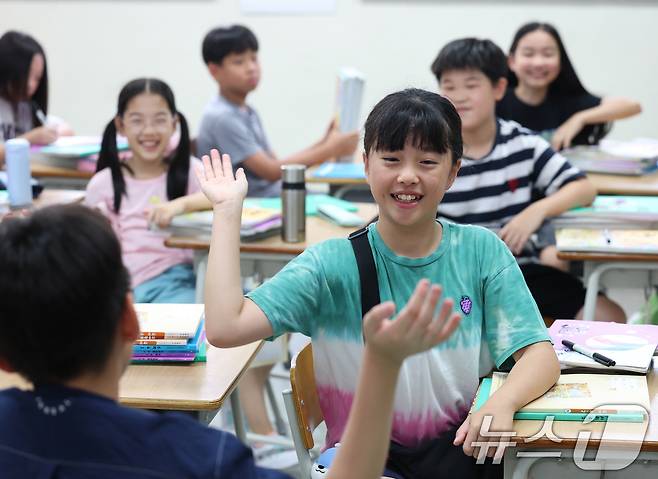 5일 오전 여름방학을 마치고 개학한 경기 수원시 영통구 잠원초등학교에서 학생들이 인사를 나누고 있다. 2025.8.5/뉴스1 ⓒ News1 김영운 기자