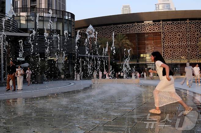 아랍에미리트(UAE) 두바이에서 한 아이가 무더위에 분수로 뛰어들고 있다. 2025.5.24. ⓒ AFP=뉴스1
