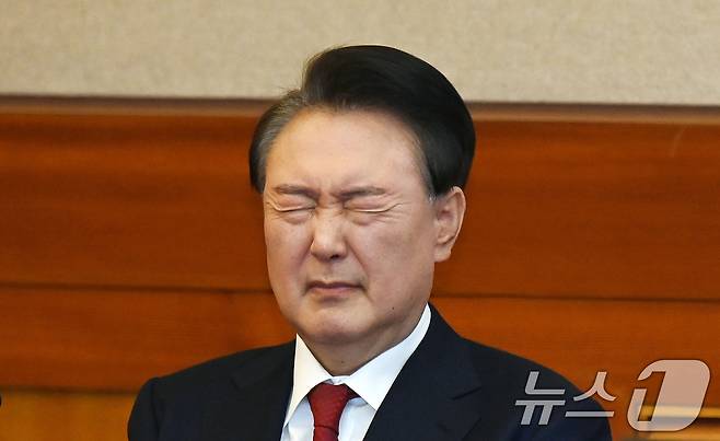 지난 2월 6일 당시 윤석열 대통령이 서울 종로구 헌법재판소 대심판정에서 열린 탄핵심판 6차 변론기일에 출석해 눈을 질끈 감고 있다. 2025.2.6/뉴스1 ⓒ News1 사진공동취재단