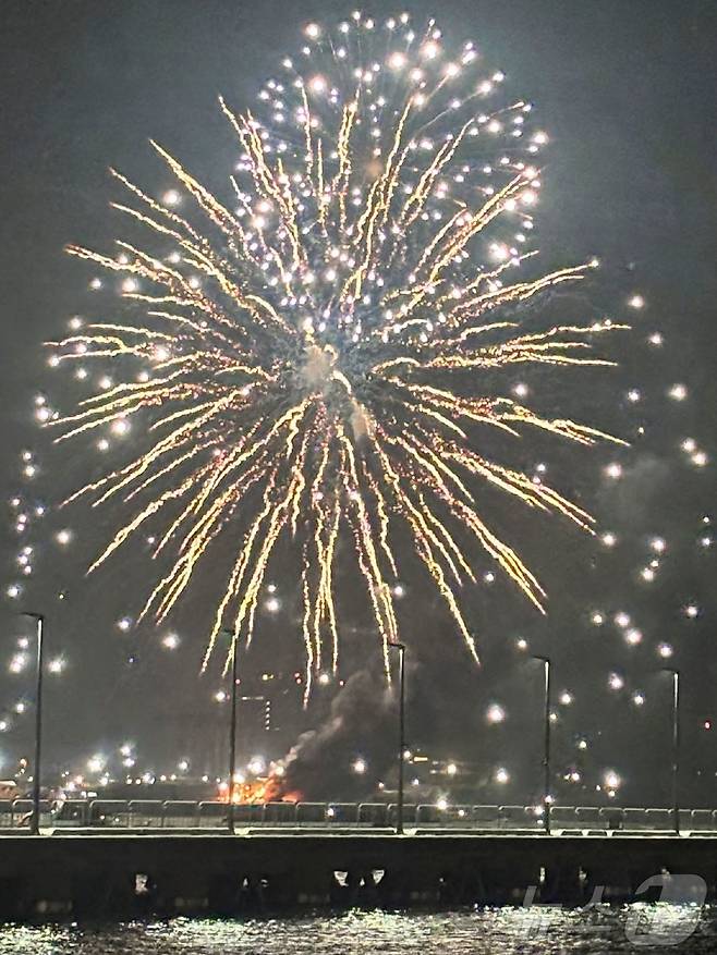 4일 일본 가나가와현 요코하마시에서 열린 불꽃놀이 축제 도중 화재가 발생한 폭죽 발사선이 불타고 있다. 2025. 08. 04. ⓒ AFP=뉴스1 ⓒ News1 양은하 기자